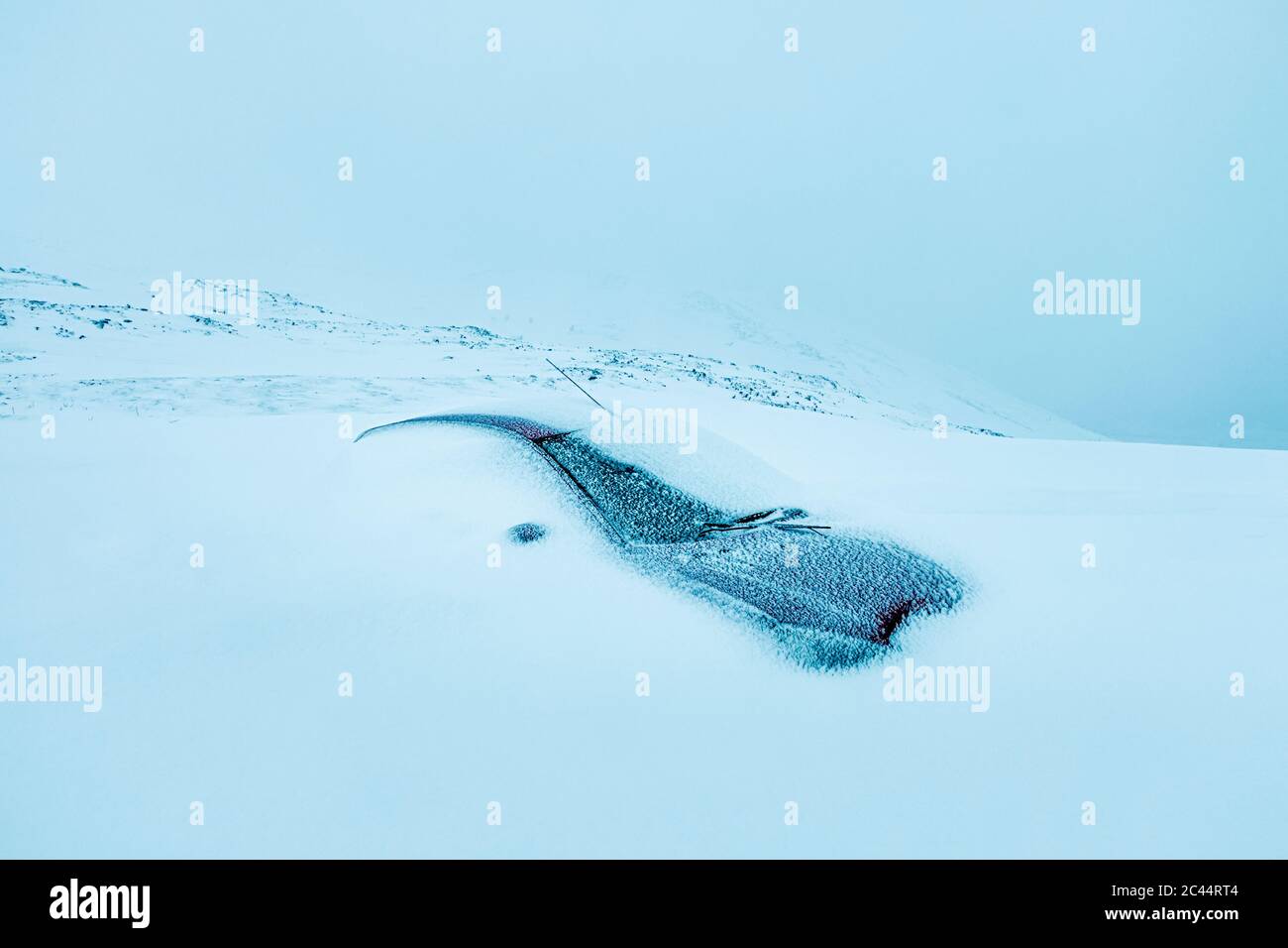Auto innevata in inverno, Norvegia Foto Stock