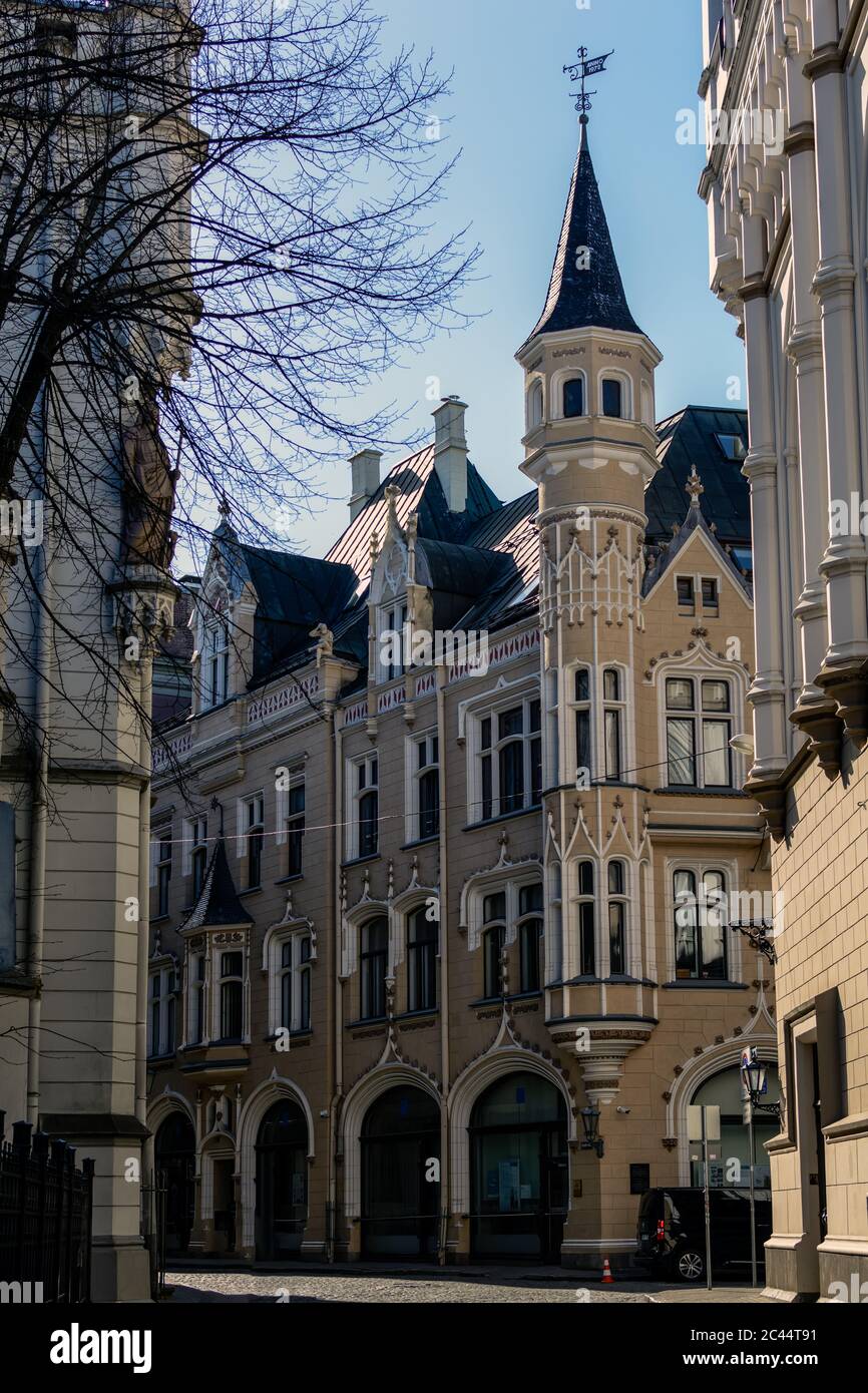 Via vuota della Città Vecchia di riga con un edificio gotico eclettico Foto Stock