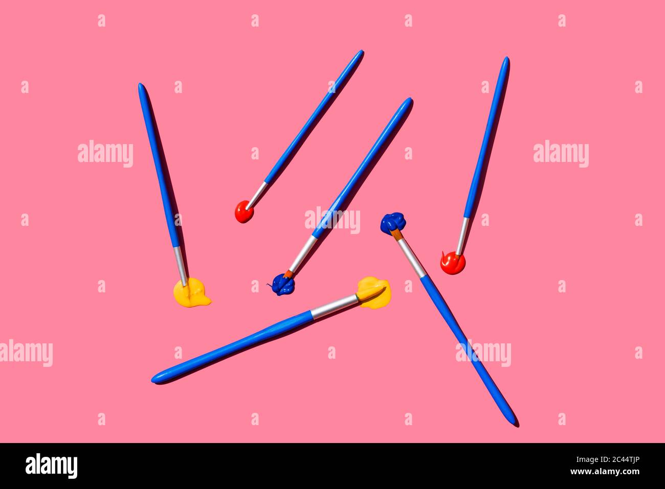 Pennelli con vernice ad olio blu, rossa e gialla Foto Stock