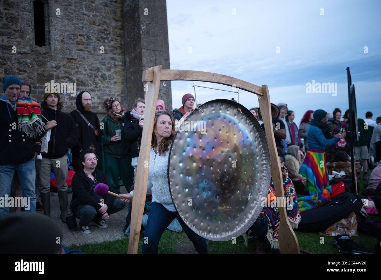 Glastonbury Tor, Glastonbury, Somerset, Regno Unito. 20 Giugno 2020. Centinaia di persone si riuniscono su Glastonbury Tor per partecipare alle prime celebrazioni del Summer Solst Foto Stock