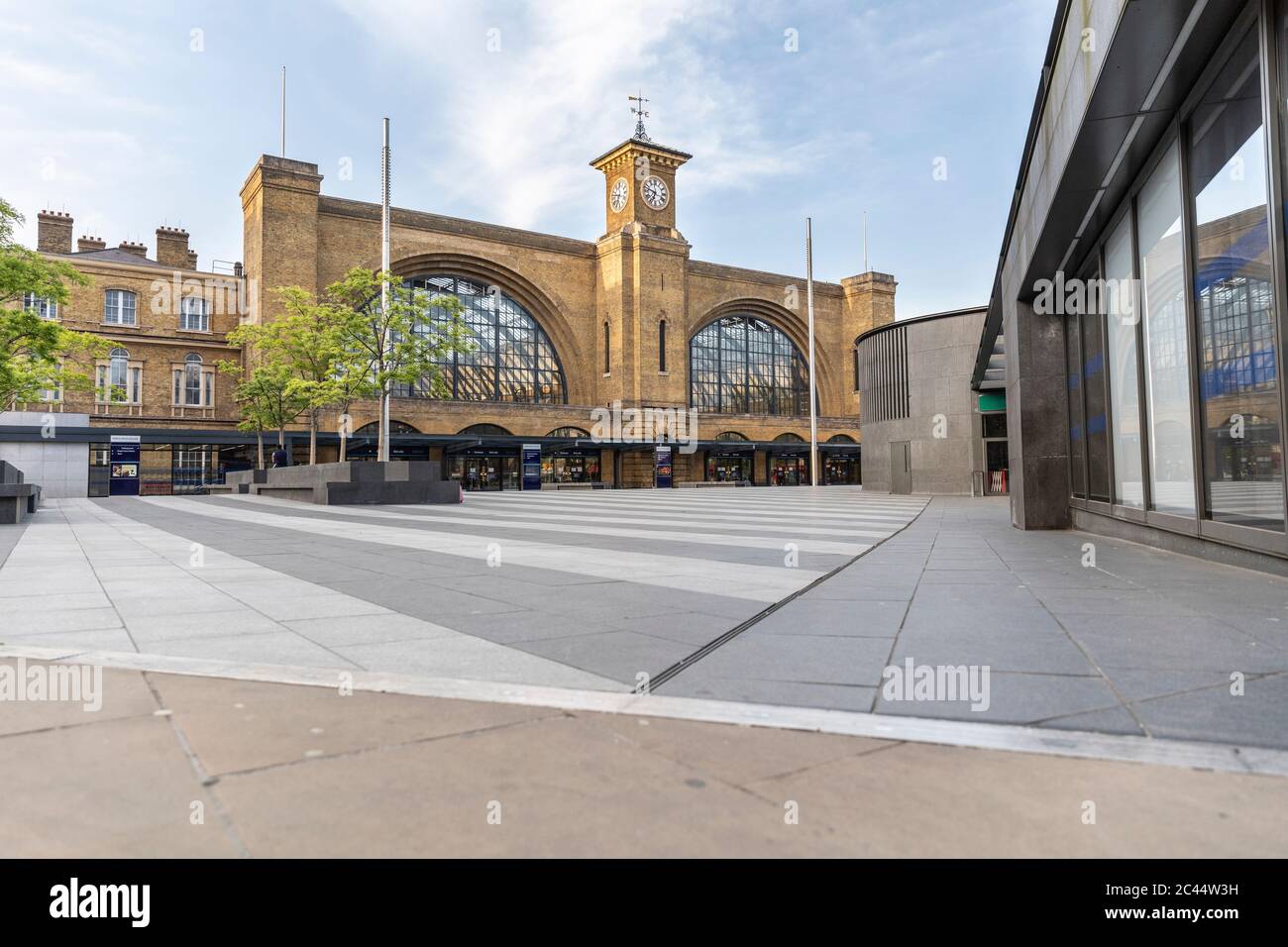 Regno Unito, Inghilterra, Londra, piazza vuota di fronte alla stazione di London Kings Cross durante la pandemia COVID-19 Foto Stock