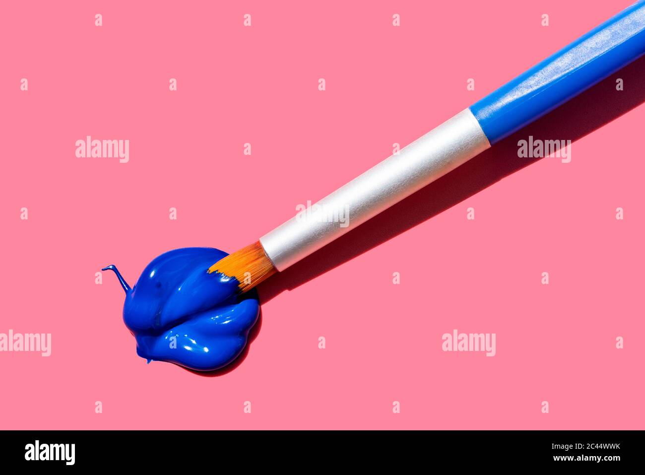 Studio di pennello con vernice blu ad olio Foto Stock