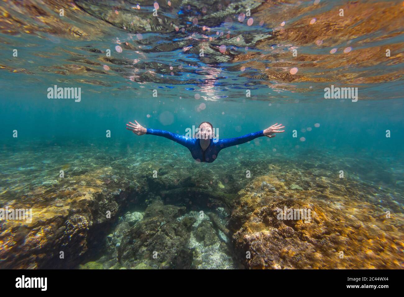 Indonesia, Bali, giovane donna snorkeling a Nusa Penida isola Foto Stock