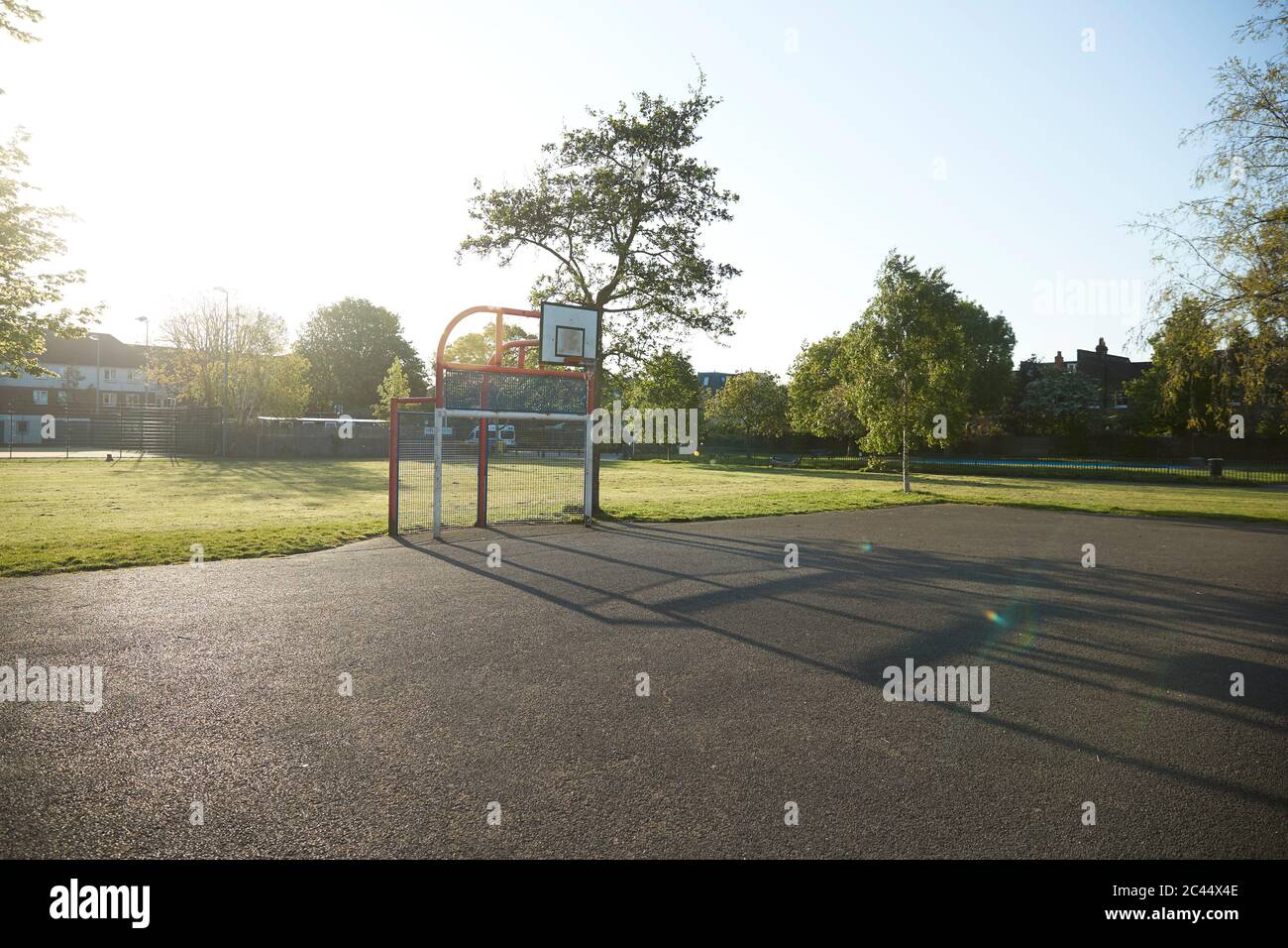 Regno Unito, Inghilterra, Londra, campo di pallacanestro vuoto a Colliers Wood Foto Stock