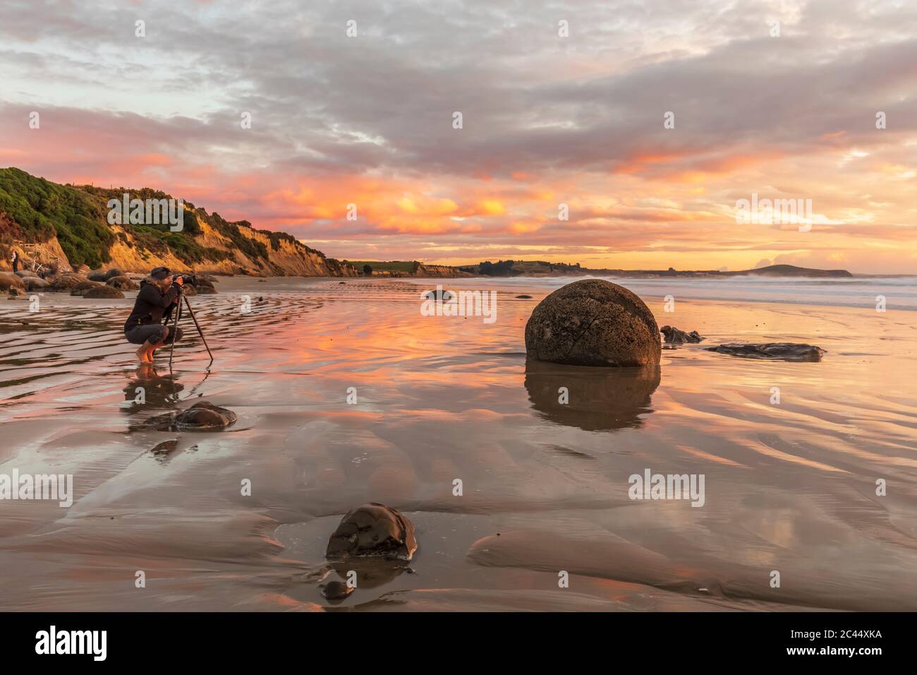 Nuova Zelanda, Oceania, South Island, Southland, Hampden, Otago, Moeraki, Koekohe Beach, Moeraki Boulders Beach, Moeraki Boulders, Round Stones on Beach at Sunrise Foto Stock