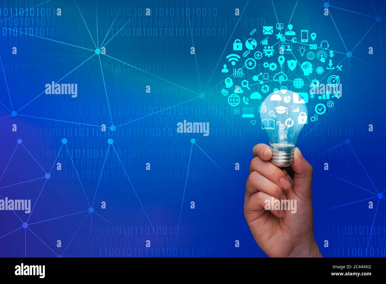 Idea e creatività. Lampadina con diverse icone digitali su sfondo codice binario Foto Stock