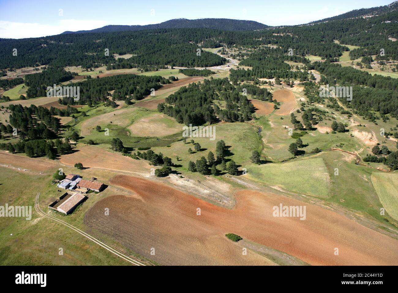 Spagna, Provincia di Guadalajara, veduta aerea della piccola fattoria nella Riserva Naturale Alto Tajo Foto Stock