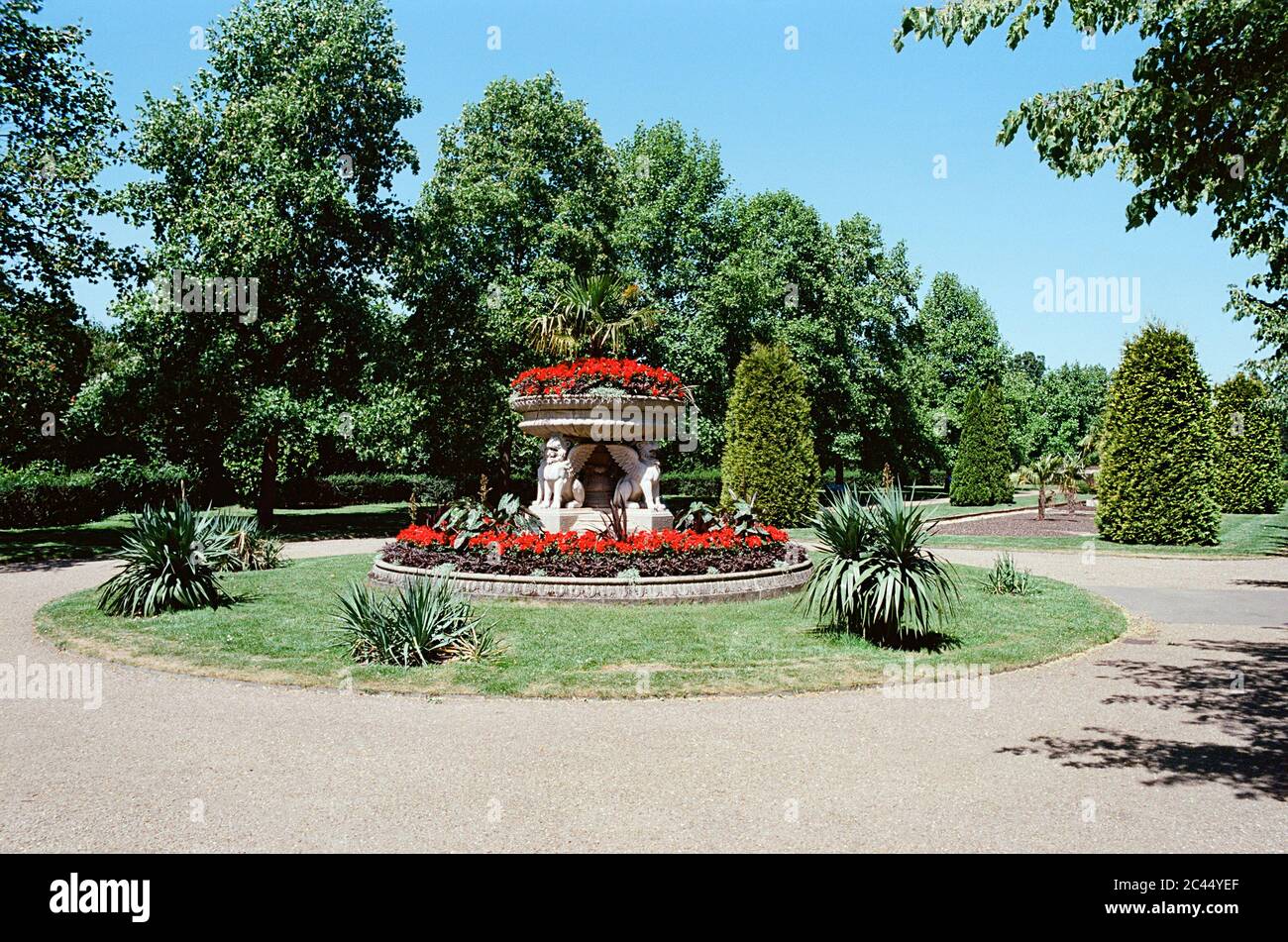 I giardini Avenue a Regent's Park all'inizio dell'estate, nel centro di Londra UK Foto Stock