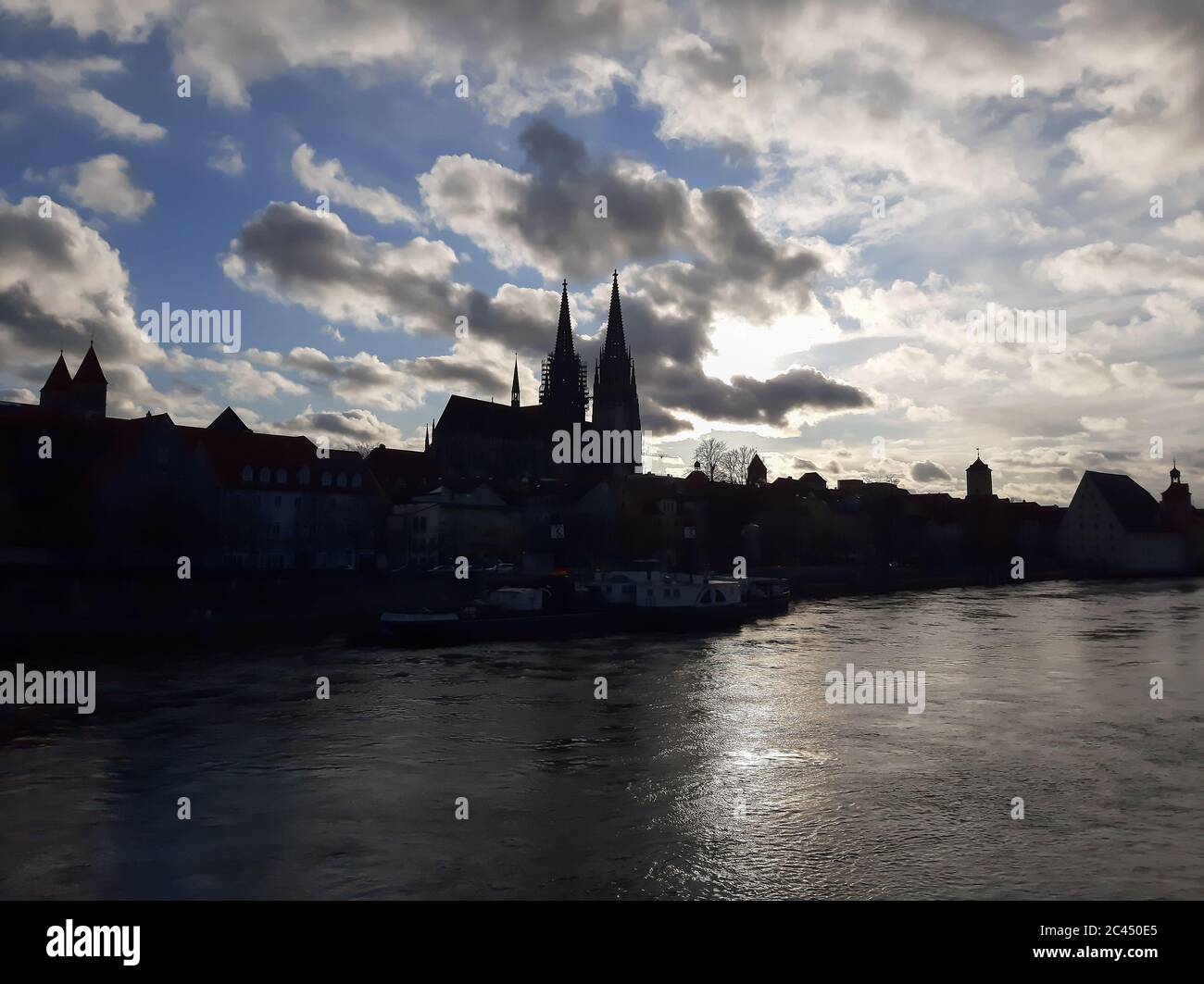 Città di Ratisbona. Vista dal ponte di pietra in una giornata nuvolosa Foto Stock