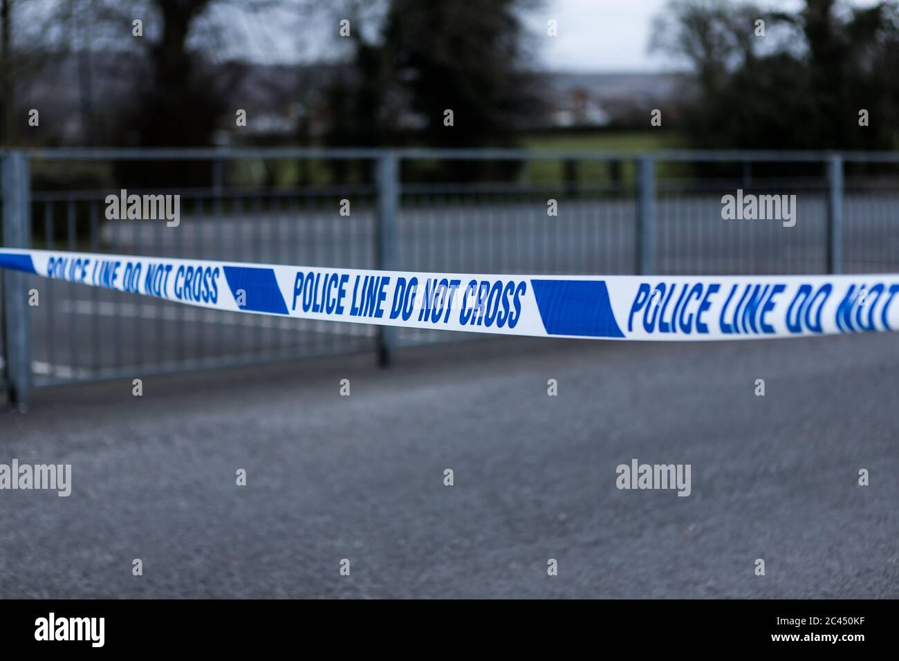 Nastro barriera della polizia sulla scena di un crimine nel Regno Unito. Foto Stock