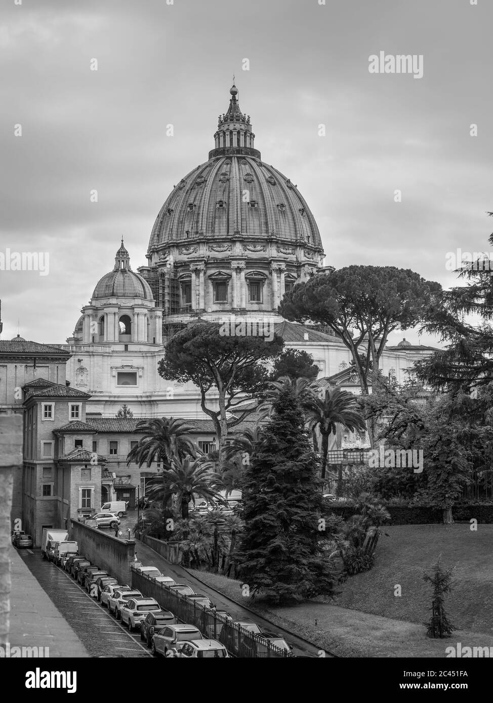 Stato della Città del Vaticano - 8 novembre 2019: La Basilica di San Pietro a Città del Vaticano in una giornata piovosa. Stile retro in bianco e nero - tono di colore monocromatico. Foto Stock