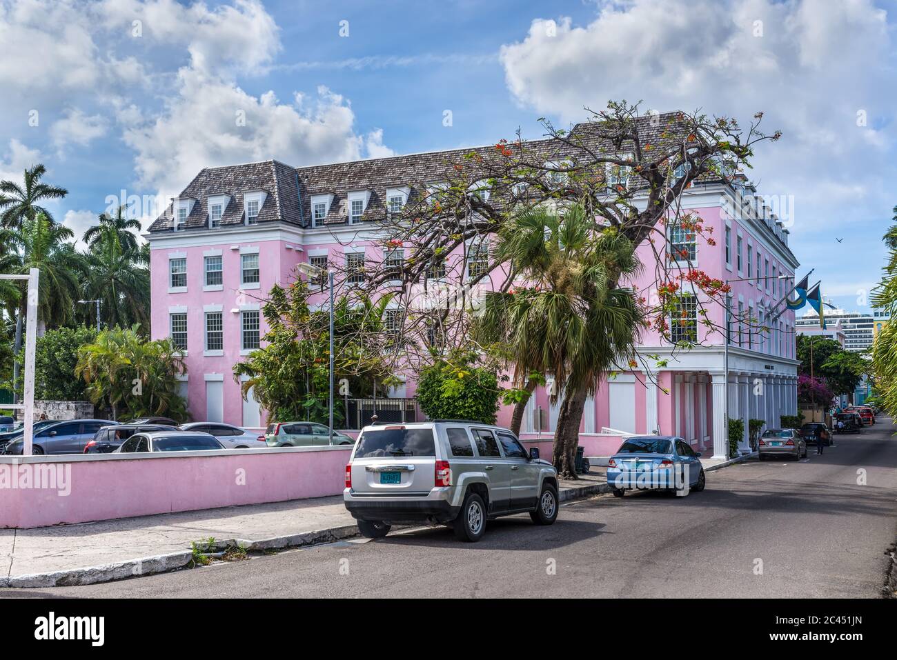 Nassau, Bahamas - 3 maggio 2019: La casa Ansbacher a Nassau, Bahamas. La tonalità rosa della Casa Ansbacher significa il suo ruolo di governo delle Bahamas Foto Stock