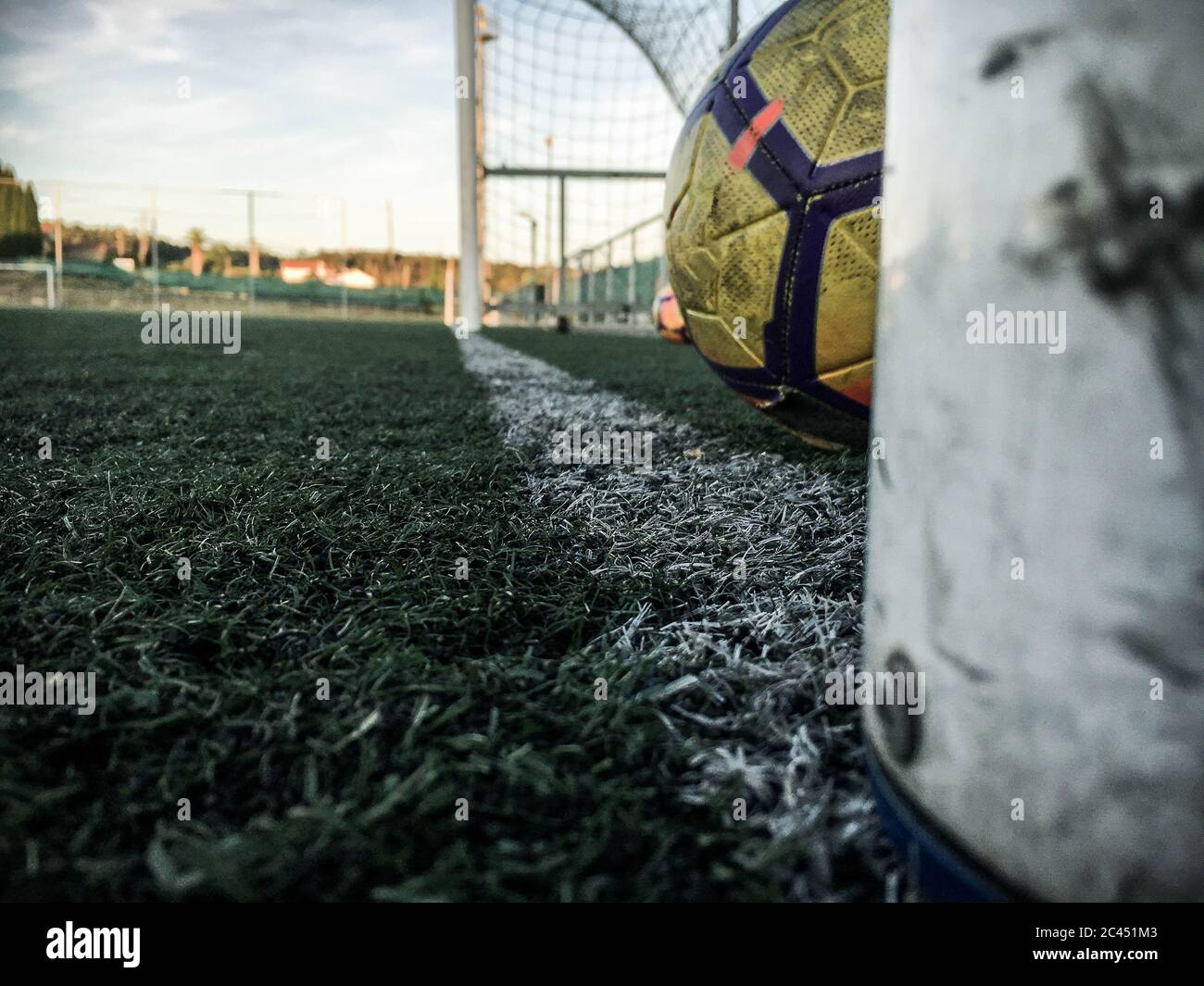 Primo piano di una palla di calcio gialla nel calcio porta campo Foto stock  - Alamy