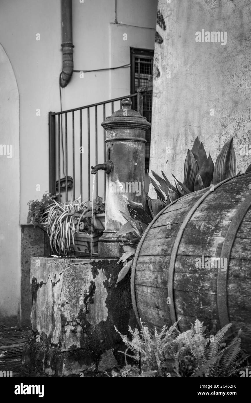 17 febbraio 2019 - Frascati, Roma, Lazio, Italia - uno scorcio caratteristico dell'antico borgo di Frascati, nei Castelli Romani. Un barile per vincere Foto Stock