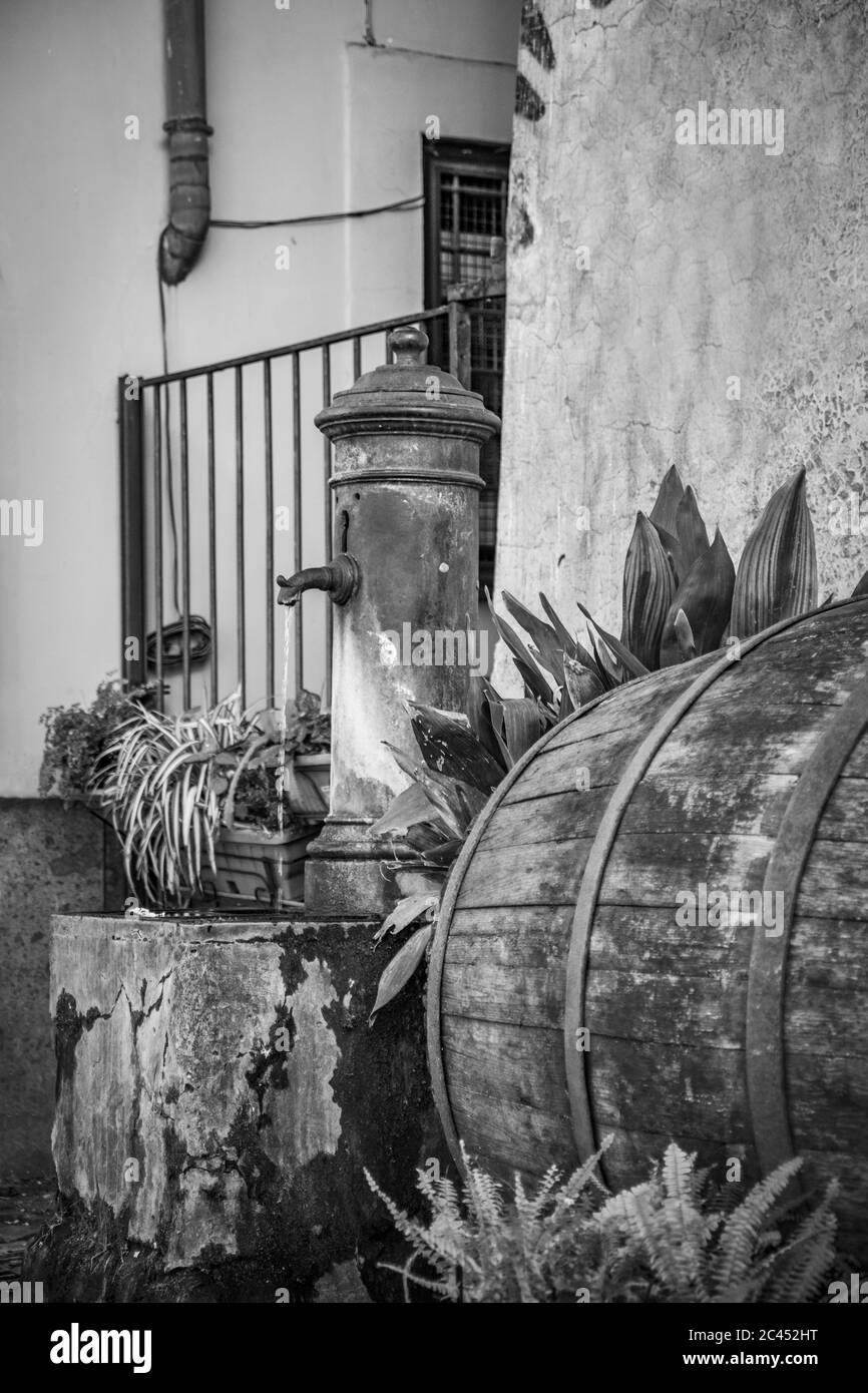 17 febbraio 2019 - Frascati, Roma, Lazio, Italia - uno scorcio caratteristico dell'antico borgo di Frascati, nei Castelli Romani. Un barile per vincere Foto Stock