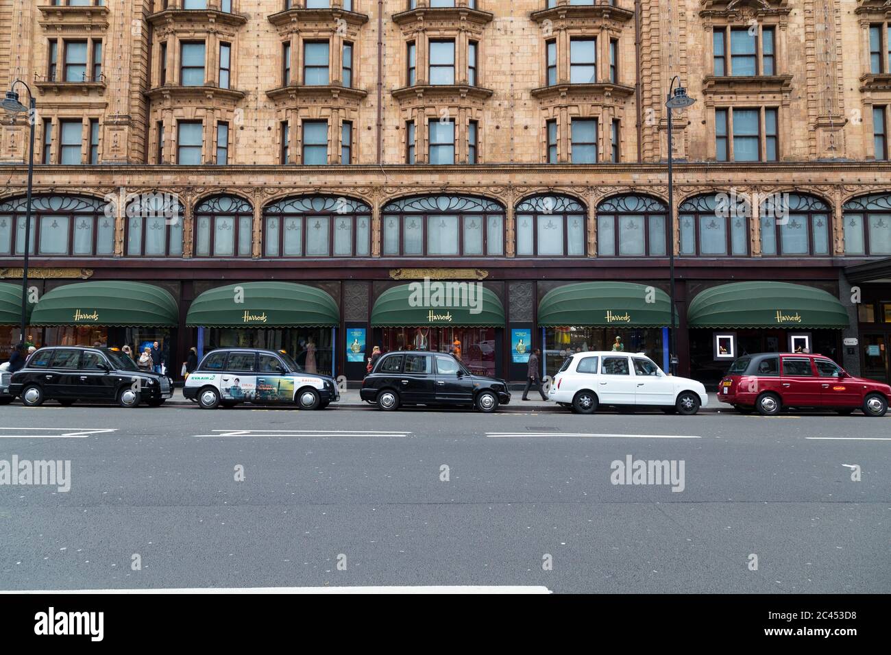 LONDRA, Regno Unito - 9 MARZO 2015: Vari taxi colorati nel centro di Londra fuori Harrods Foto Stock