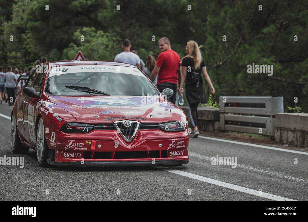 Skradin Croazia Giugno 2020 Rosso Nero Alfa Romeo 156 STW da Sternad corsa scendendo da una collina dopo una gara Foto Stock