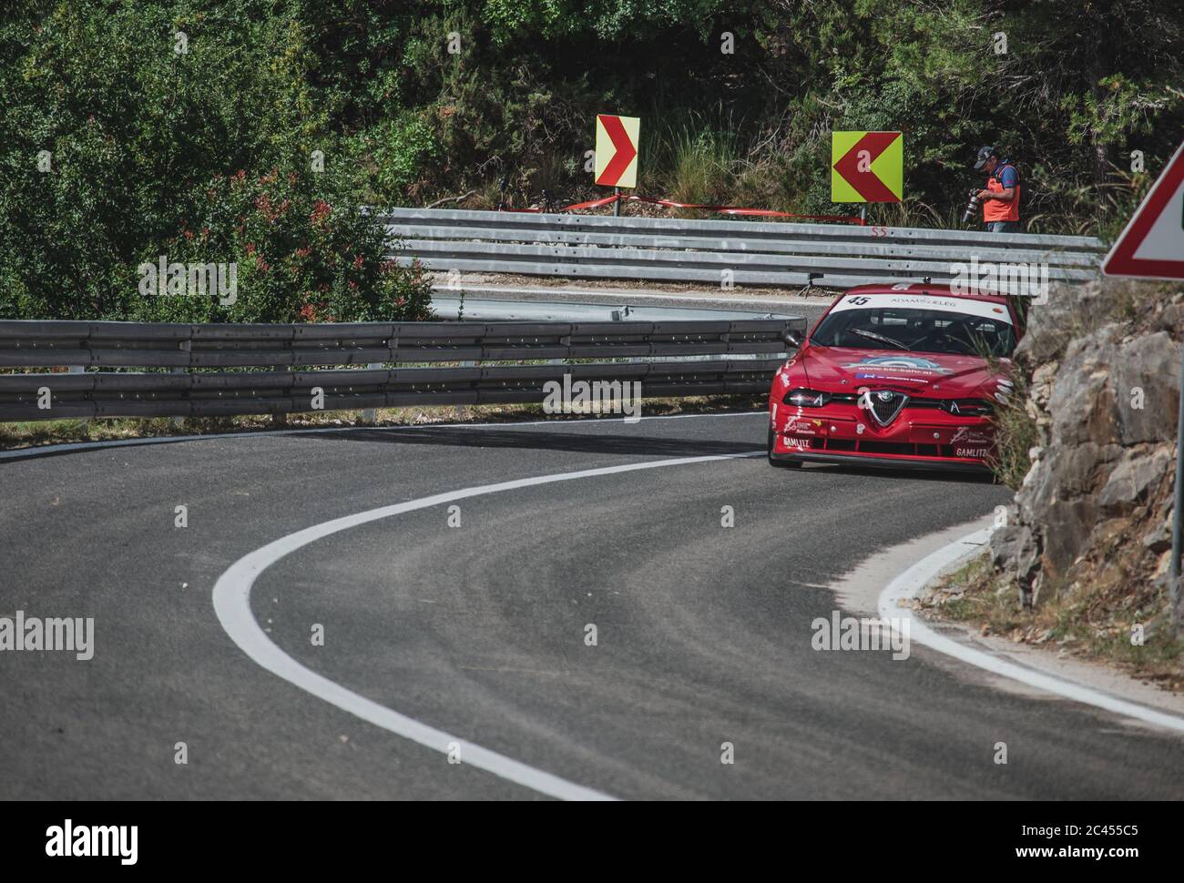 Skradin Croazia, 2020 giugno Alfa Romeo 156 STW da Sternad Racing visto da lontano durante una corsa ad alta velocità in salita Foto Stock