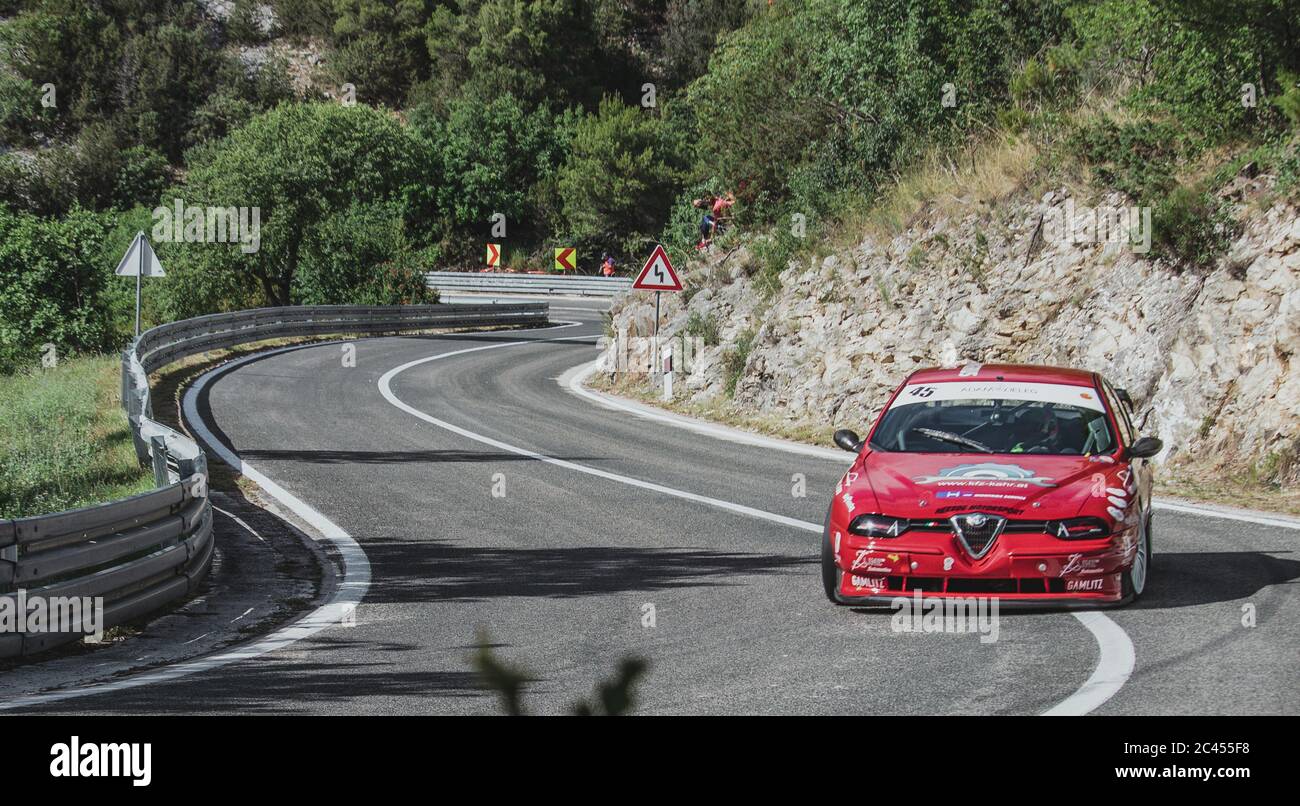 Skradin Croazia, 2020 giugno Alfa Romeo 156 STW da Sternad Racing entrando in un angolo durante una corsa ad alta velocità in salita Foto Stock