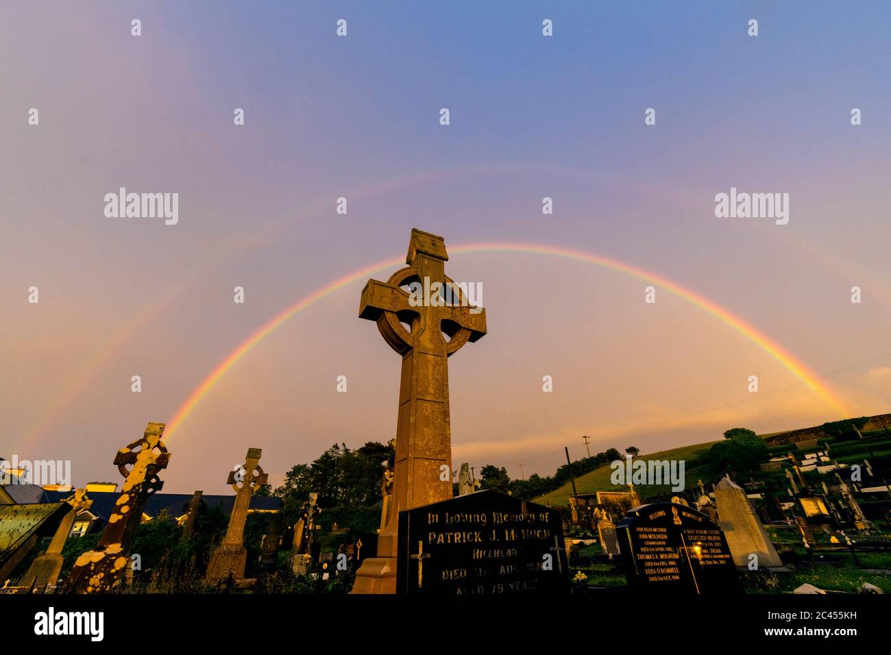 Doppio arcobaleno al tramonto sul cimitero, cimitero della Chiesa della Sacra Famiglia, Ardara, Contea di Donegal, Irlanda Foto Stock