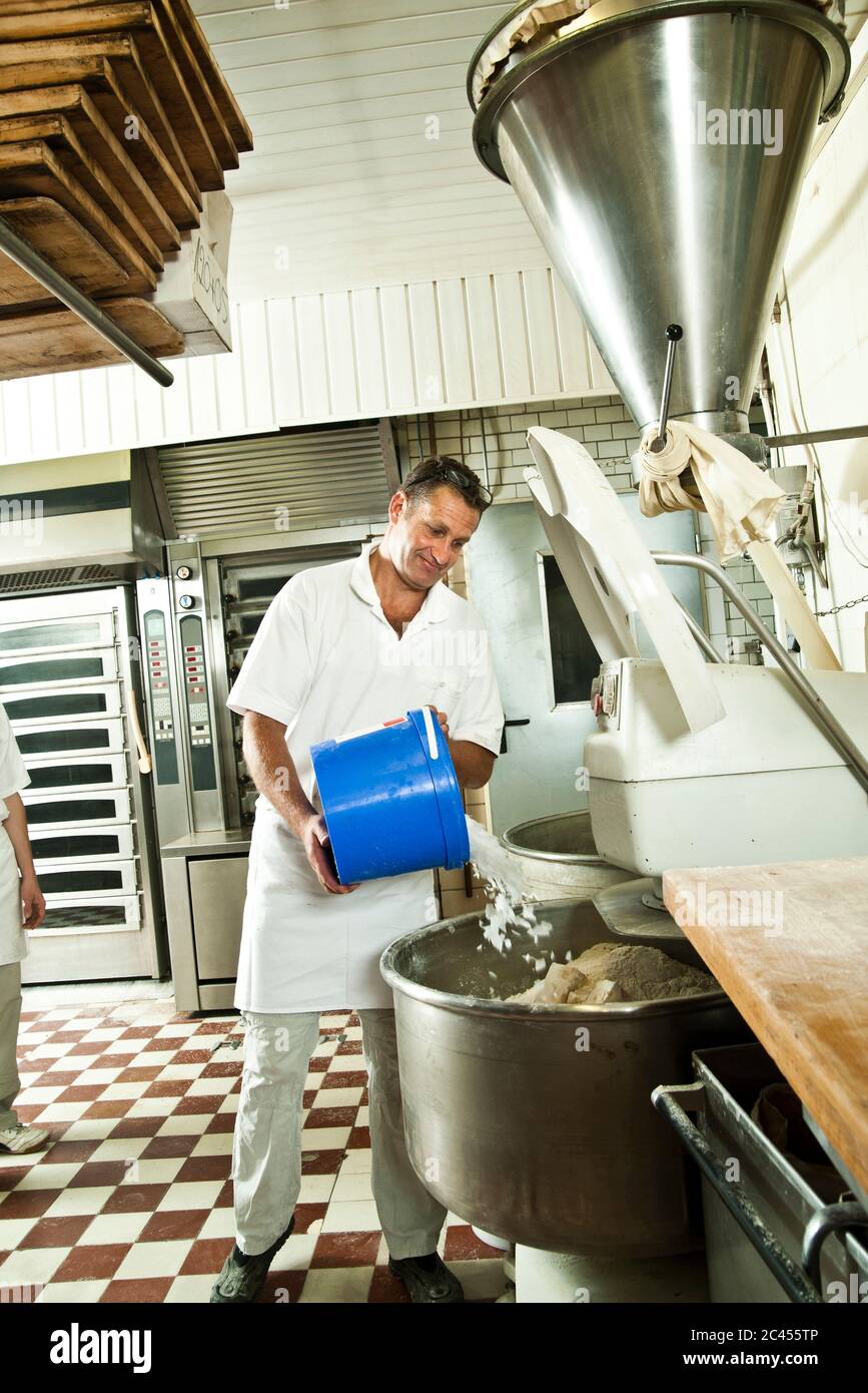 Baker in una panetteria prepara l'impasto Foto Stock