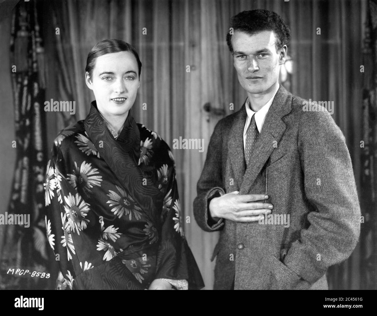 MARION DAVIES sul set cantato con il visitatore e futuro regista ANTHONY ASQUITH durante le riprese di BEVERLY OF GRAUSTARK 1926 regista SIDNEY FRANKLIN Cosmopolitan Productions / Metro Goldwyn Mayer Foto Stock