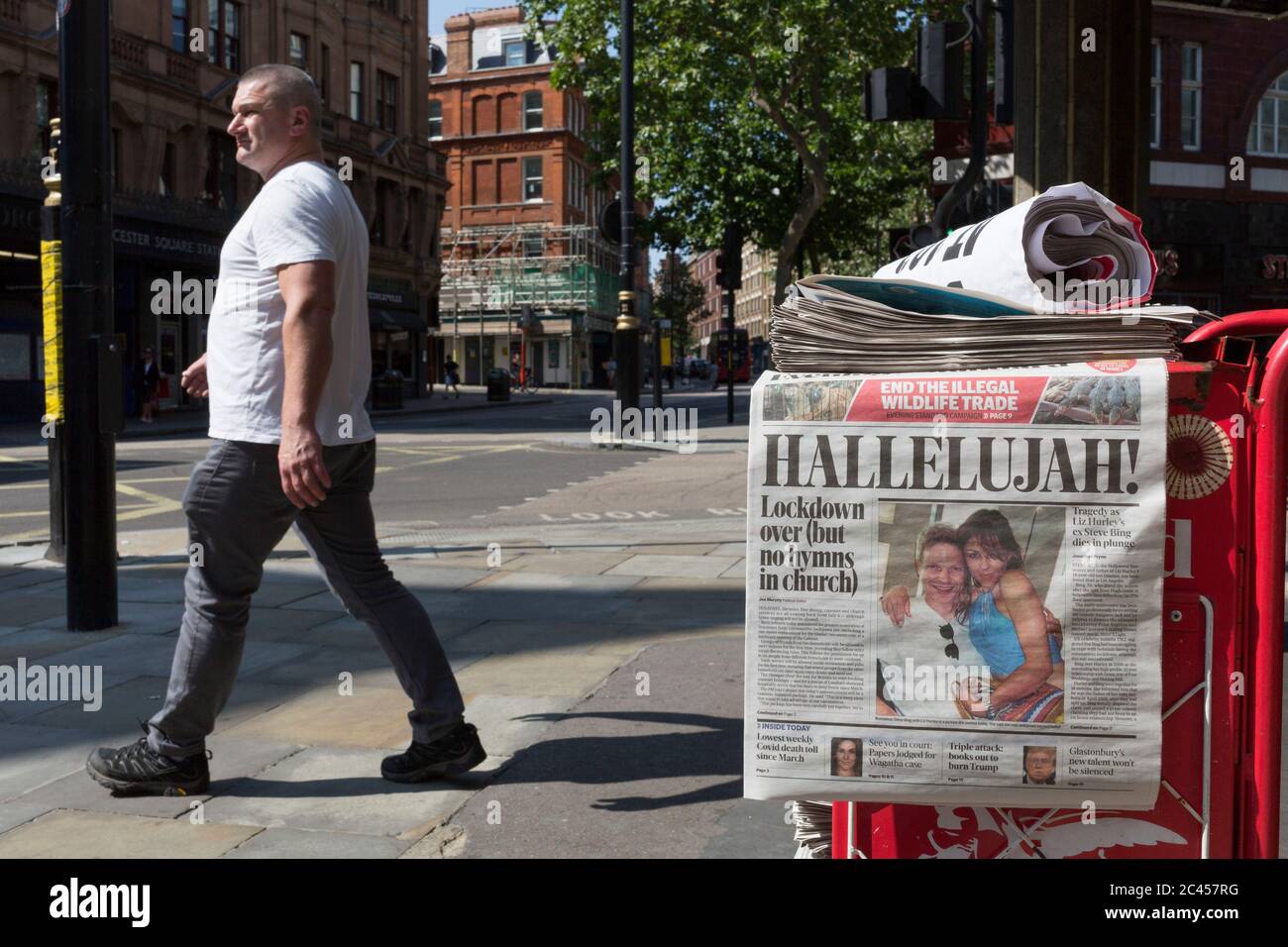 I titoli dei giornali standard serali di Londra con notizie sulle regole di blocco di Covid il giorno in cui il primo ministro britannico, Boris Johnson ha annunciato in parlamento un importante alleggerimento delle restrizioni della pandemia di Coronavirus il 4 luglio della prossima settimana, compresa la riapertura di pub, ristoranti, alberghi e parrucchieri in Inghilterra, il 23 giugno 2020, A Londra, Inghilterra. Anche la distanza sociale di tre mesi di due metri sarà ridotta a un metro più ma nelle ultime 24 ore, altri 171 sono morti da Covid, portando il totale del Regno Unito a 42,927. Foto Stock