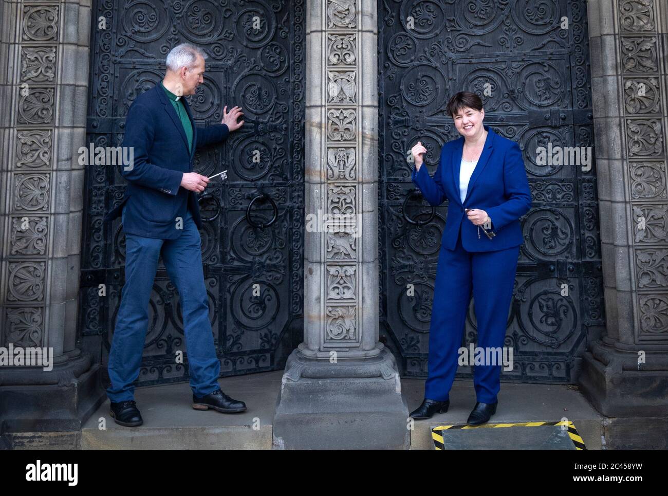 Il conservatore scozzese MSP Ruth Davidson (a destra) e il Rev John Conway aprono le porte alla Cattedrale episcopale di St Mary, Edimburgo, che riapre per il culto privato, mentre la Scozia si sposta nella seconda fase del suo piano in quattro fasi per facilitare l'uscita dal blocco del coronavirus. Foto Stock