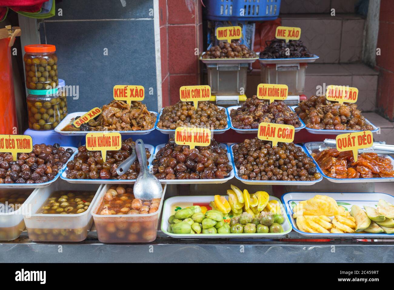 Primo piano di vari alimenti in uno stallo ad Hanoi, Vietnam Foto Stock