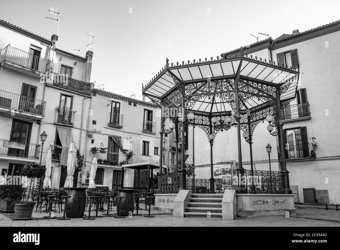 27 ottobre 2019 - Isernia, Molise, Italia - la piazza deserta del centro della città. I tavoli vuoti di bar e ristoranti la sera. Il Liber Foto Stock