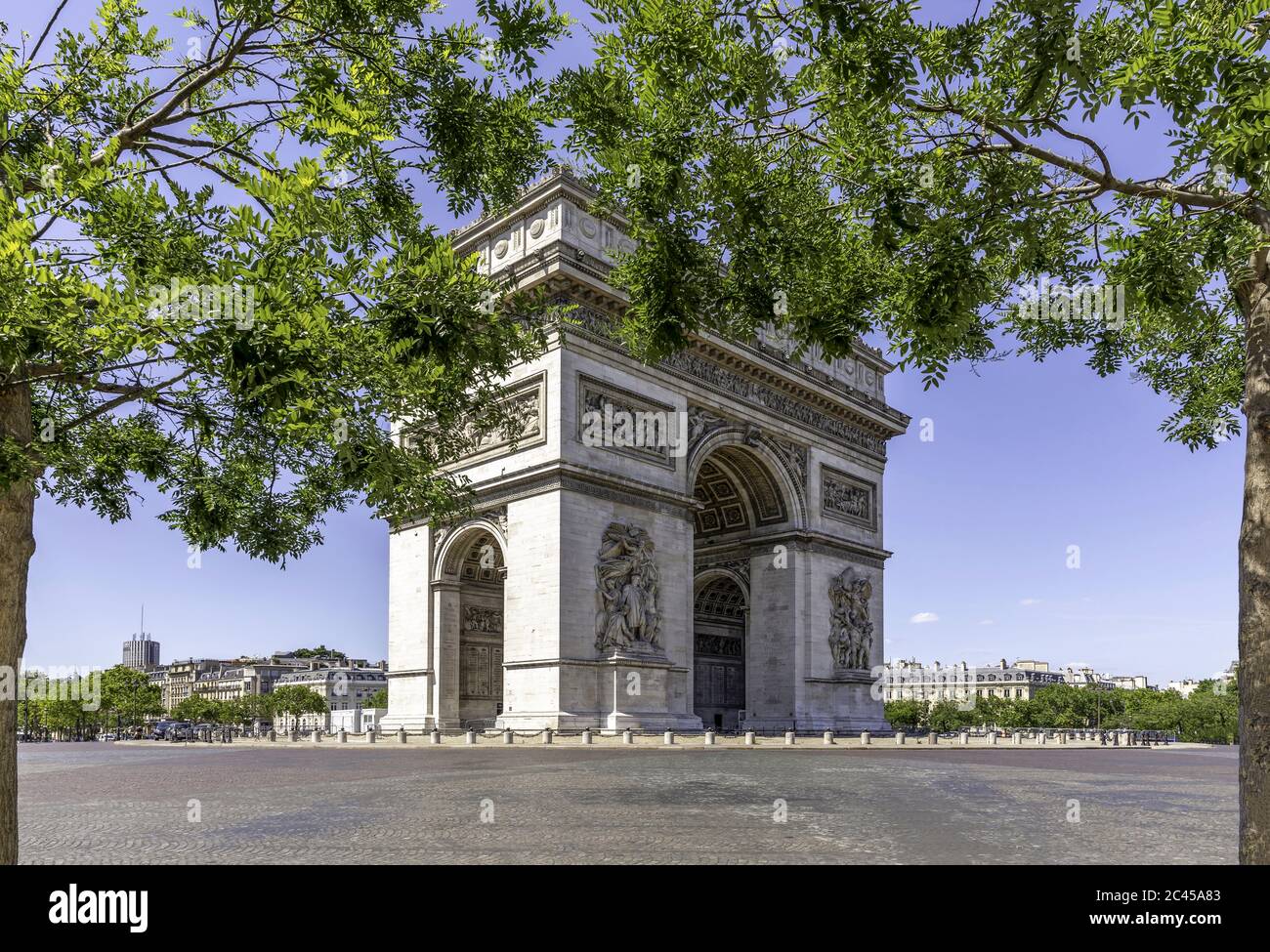 Parigi, Francia - 22 giugno 2020: Una vista sull'Arco di Trionfo senza traffico situato a Parigi in estate Foto Stock