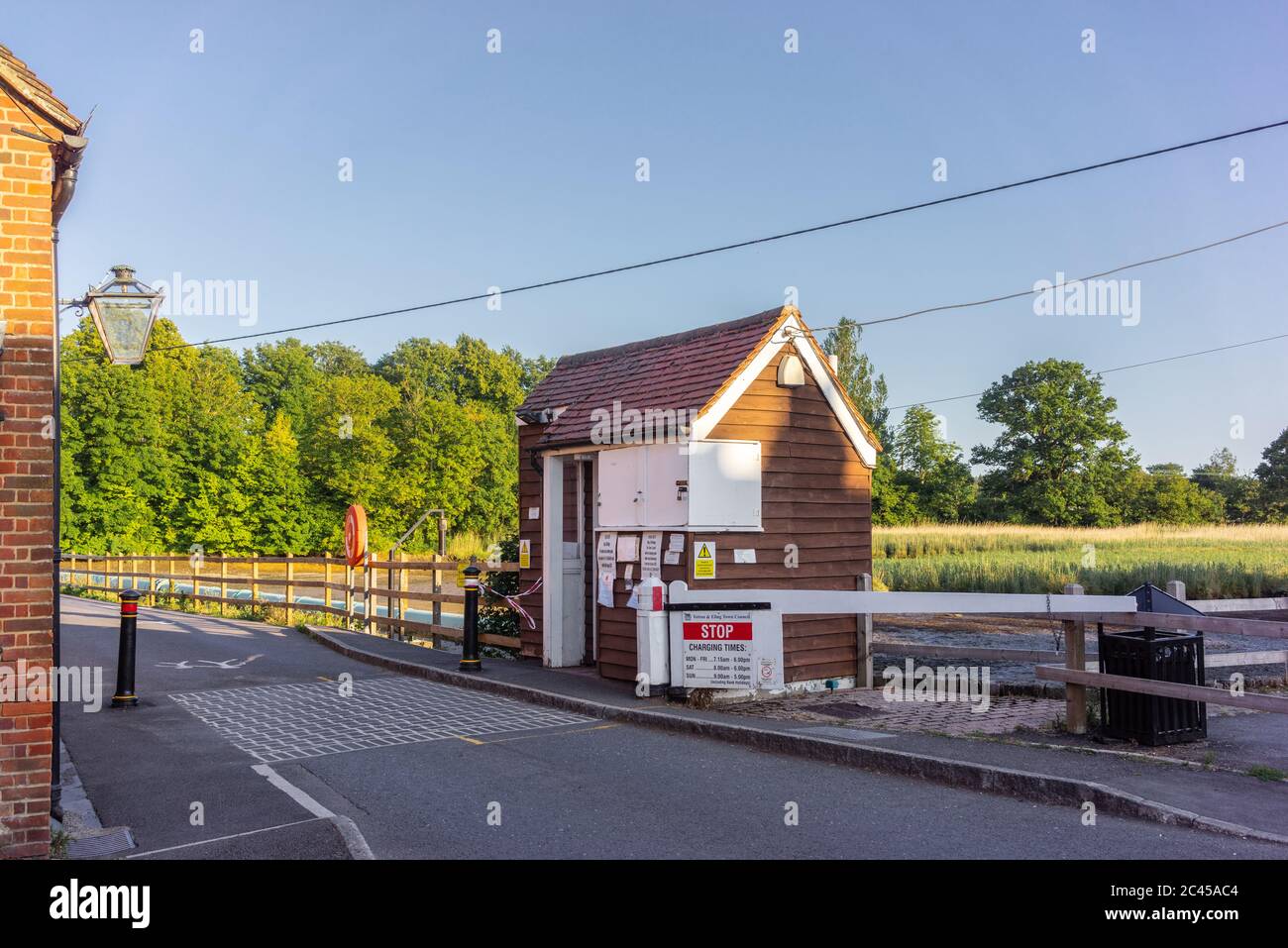 Eling, all'ingresso del ponte a pedaggio di Eling a Totton e Eling, New Forest, Hampshire, Inghilterra, Regno Unito Foto Stock