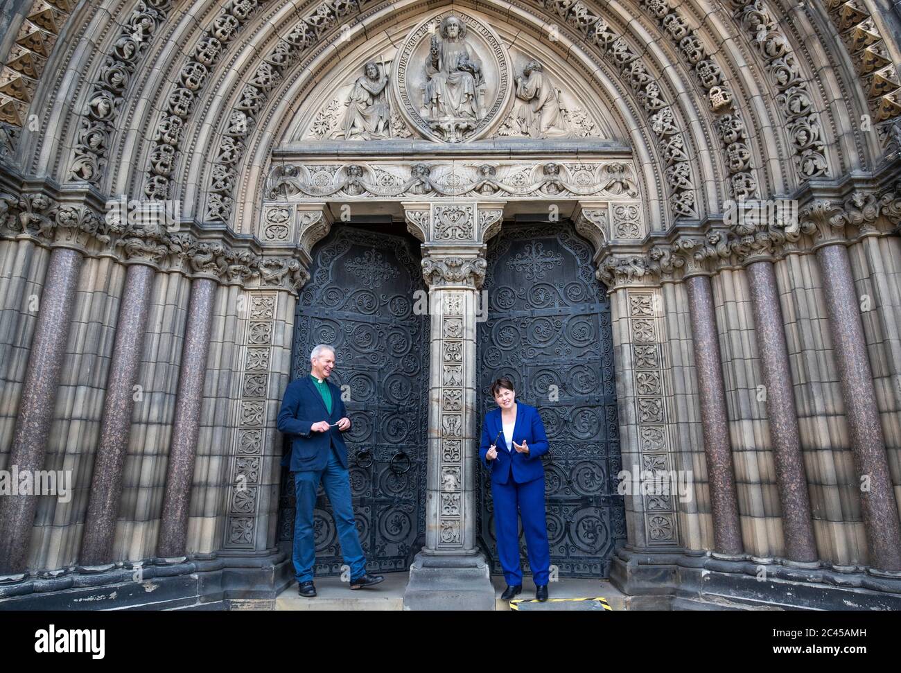 Il conservatore scozzese MSP Ruth Davidson (a destra) e il Rev John Conway aprono le porte alla Cattedrale episcopale di St Mary, Edimburgo, che riapre per il culto privato, mentre la Scozia si sposta nella seconda fase del suo piano in quattro fasi per facilitare l'uscita dal blocco del coronavirus. Foto Stock