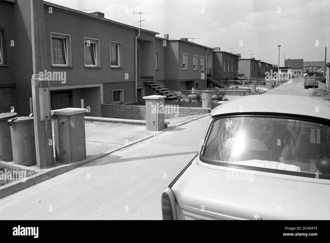 16 agosto 1985, Sassonia, Delitzsch: Nuove case in stile bungalow sono allineate in una nuova area di sviluppo nel distretto di Delitzsch (vicino a Lipsia) a metà degli anni '80. Data esatta della registrazione non nota. Foto: Volkmar Heinz/dpa-Zentralbild/ZB Foto Stock