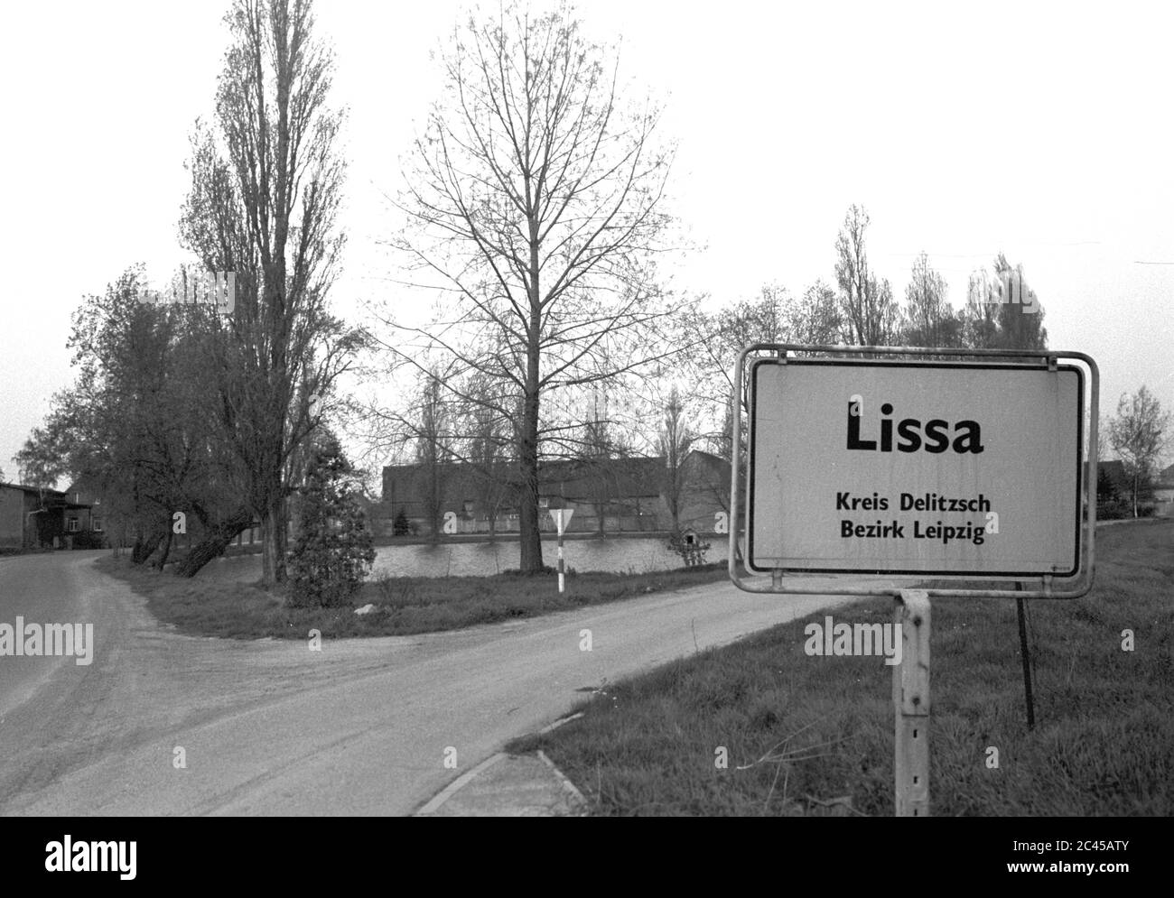 30 novembre 1984, Sassonia, Paschwitz: Su un cartello con il nome di una località si trova Lissa, distretto di Delitzsch, distretto di Lipsia. Al villaggio stagno la strada si divide. Data esatta della registrazione non nota. Foto: Volkmar Heinz/dpa-Zentralbild/ZB Foto Stock