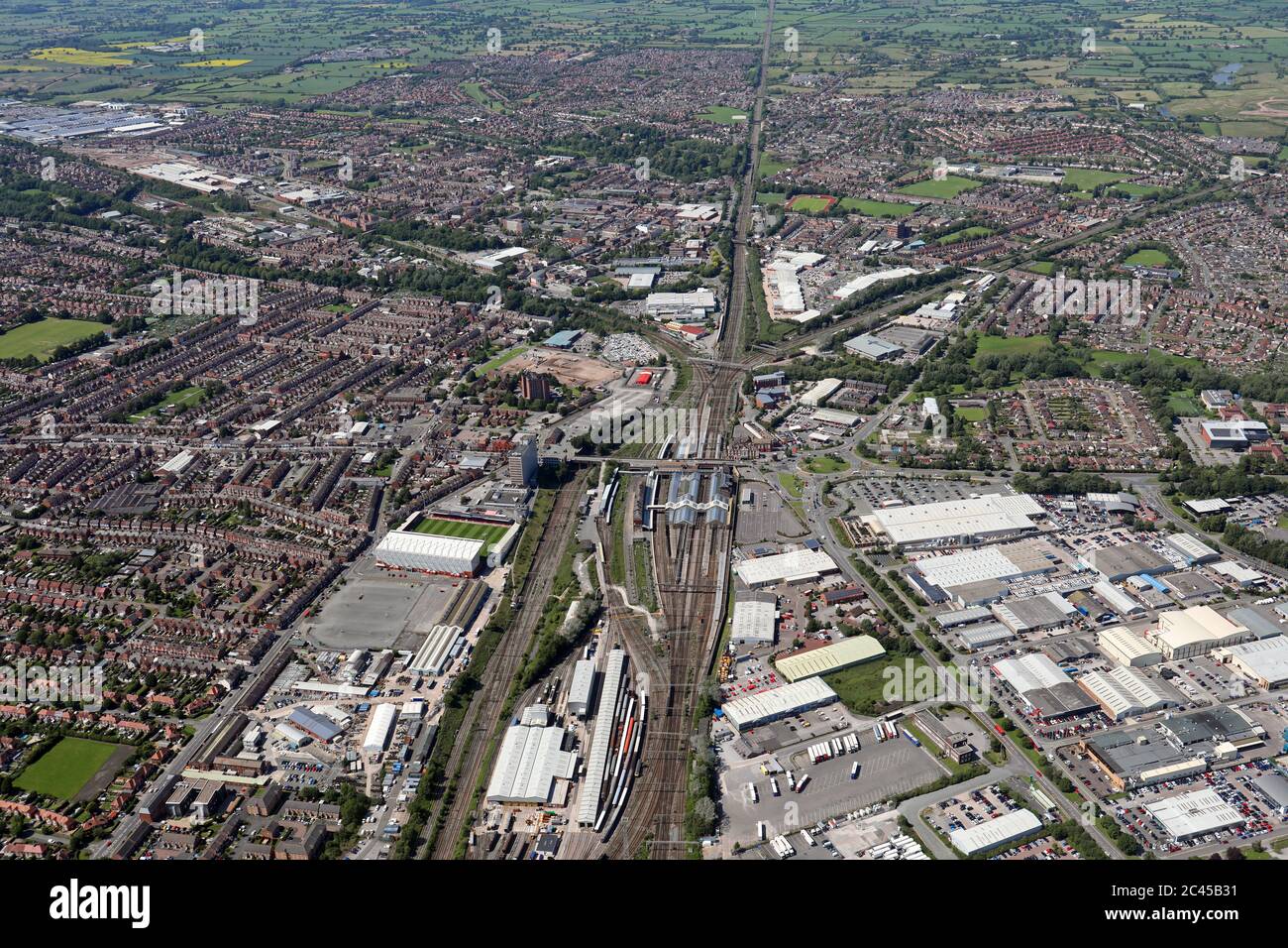 Vista aerea della città di Crewe con la linea ferroviaria e stazione ferroviaria prominente, Cheshire Foto Stock