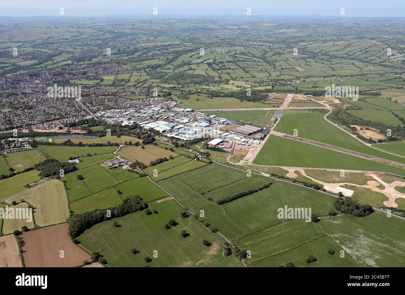 Vista aerea della tenuta industriale di Airfield, Ashbourne, Derbyshire Foto Stock