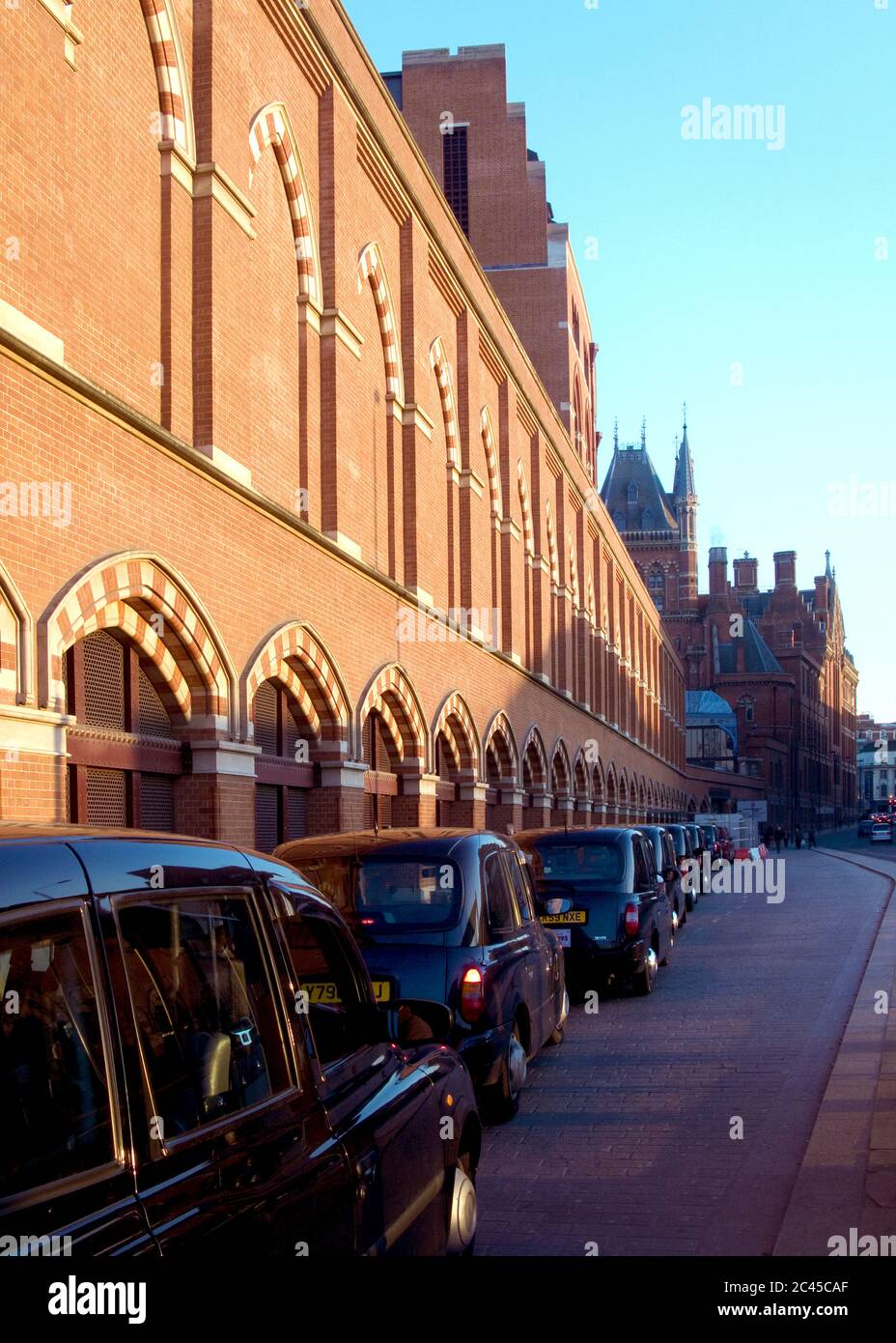 Taxi neri fuori dalla stazione di St Pancras, Londra, Regno Unito Foto Stock