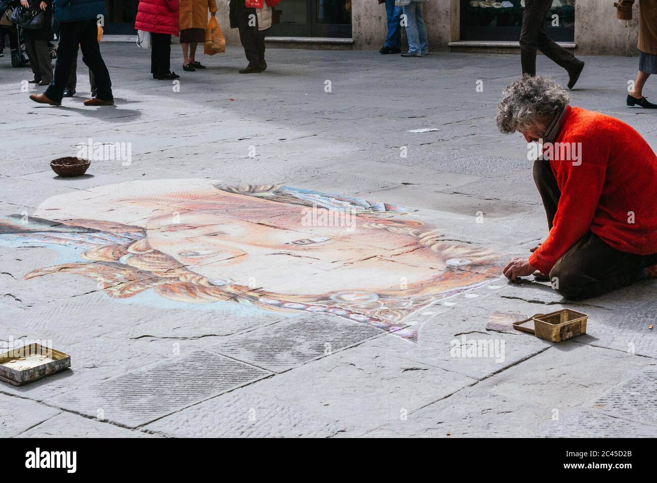 SIENA, ITALIA - 19 marzo 2011: SIENA, ITALIA - 19 MARZO 2011: Un artista di strada sta dipingendo un famoso dipinto con gesso sul pavimento, in una stree centrale Foto Stock