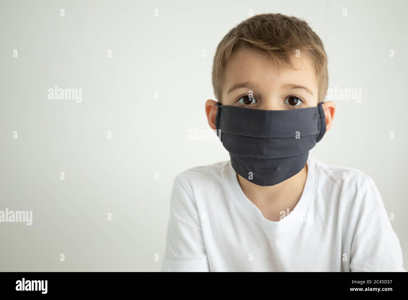 Concetto di quarantena del coronavirus. Bambino in maschera . Protezione contro virus, infezioni. Salute. Progettazione di poster per virus medici Foto Stock