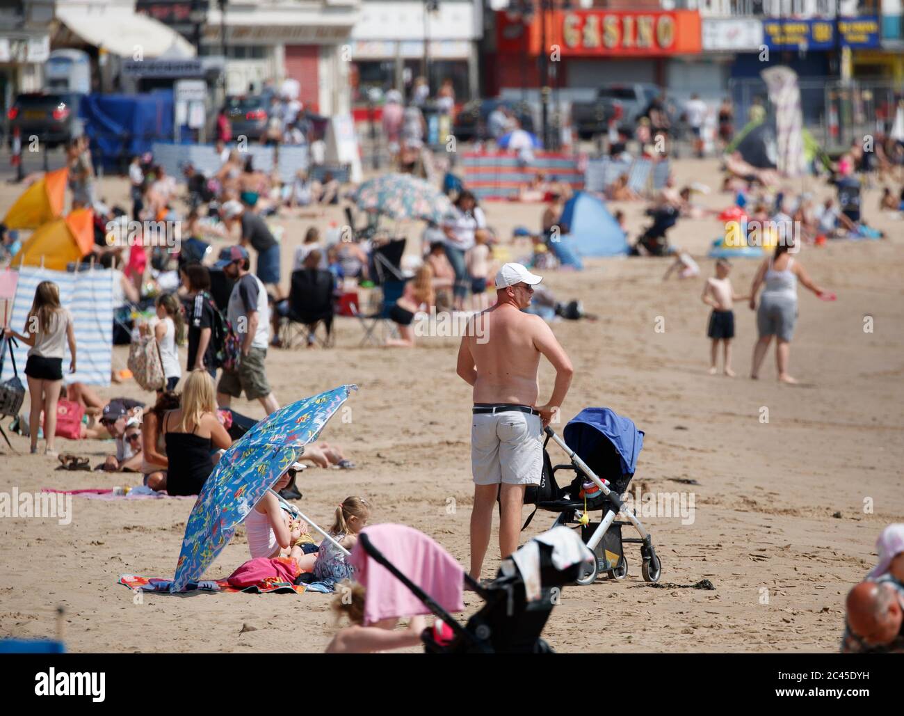 La gente gode il tempo soleggiato a Scarborough come la Gran Bretagna è braced per un'onda di calore di giugno con le temperature destinate a salire verso la metà degli anni 30 questa settimana. Foto Stock