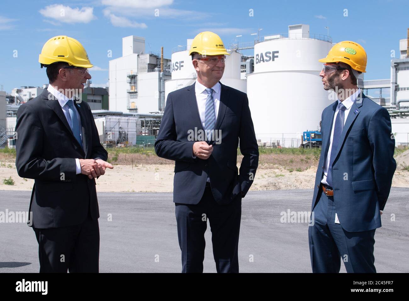Schwarzheide, Germania. 24 Giugno 2020. Jürgen Fuchs (l-r), presidente del consiglio di amministrazione di BASF Schwarzheide GmbH, Dietmar Woidke (SPD), ministro del Brandeburgo, e Bram Jansen, direttore della divisione servizi e infrastrutture di BASF Schwarzheide GmbH, sono presenti nello stabilimento di BASF Schwarzheide GmbH. Durante la sua visita, Woidke si è informato sullo stato attuale dei vari progetti di investimento dell'azienda. Credit: dpa/dpa-Zentralbild/dpa/Alamy Live News Foto Stock
