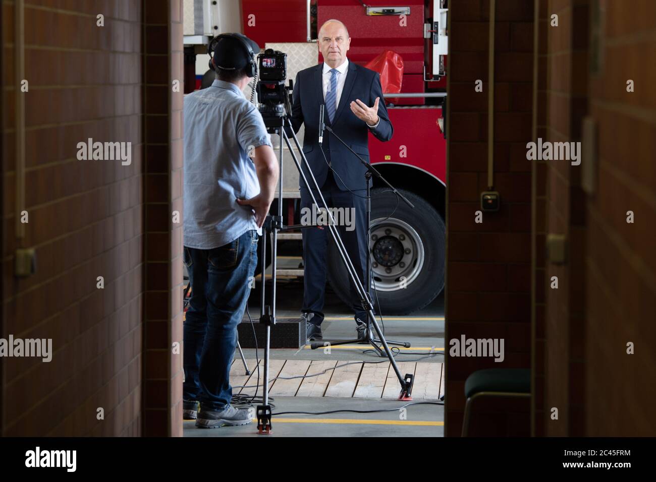 Schwarzheide, Germania. 24 Giugno 2020. Dietmar Woidke (SPD), Ministro Presidente del Brandeburgo, fa una dichiarazione presso la stazione dei vigili del fuoco sul sito di BASF Schwarzheide GmbH. Durante la sua visita, Woidke si è informato sullo stato attuale dei vari progetti di investimento dell'azienda. Credit: dpa/dpa-Zentralbild/dpa/Alamy Live News Foto Stock
