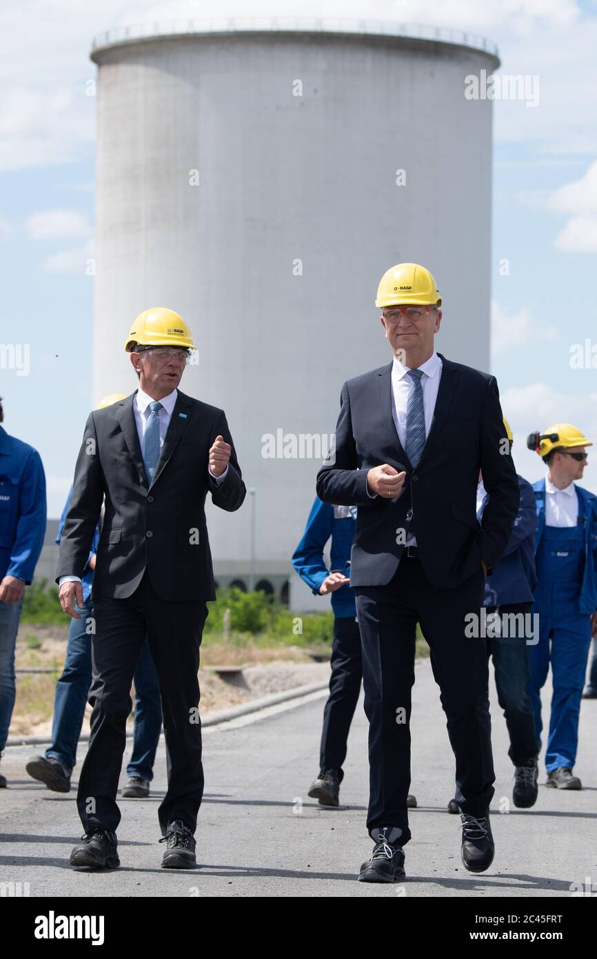 Schwarzheide, Germania. 24 Giugno 2020. Jürgen Fuchs (l), presidente del Consiglio di amministrazione di BASF Schwarzheide GmbH, e Dietmar Woidke (SPD), ministro del Brandeburgo, attraversano la sede della BASF Schwarzheide GmbH. Durante la sua visita, Woidke si è informato sullo stato attuale dei vari progetti di investimento dell'azienda. Credit: dpa/dpa-Zentralbild/dpa/Alamy Live News Foto Stock