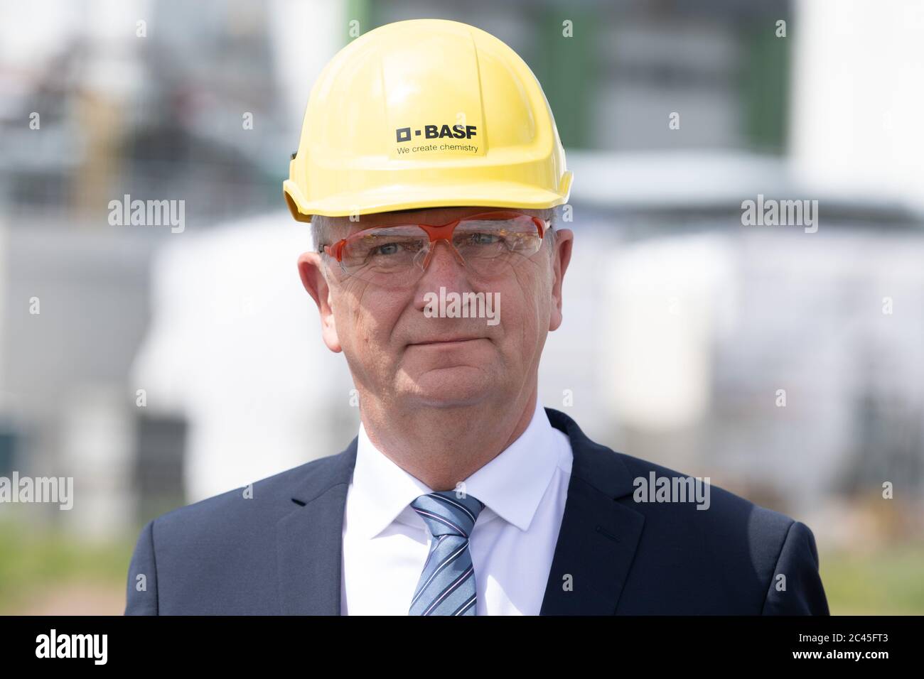 Schwarzheide, Germania. 24 Giugno 2020. Dietmar Woidke (SPD), Ministro Presidente del Brandeburgo, indossa un elmetto durante la sua visita alla sede di BASF Schwarzheide GmbH. Durante la sua visita, Woidke si è informato sullo stato attuale dei vari progetti di investimento dell'azienda. Credit: dpa/dpa-Zentralbild/dpa/Alamy Live News Foto Stock