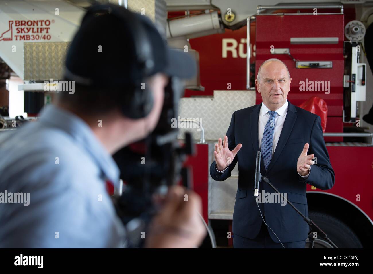 Schwarzheide, Germania. 24 Giugno 2020. Dietmar Woidke (SPD), Ministro Presidente del Brandeburgo, fa una dichiarazione presso la stazione dei vigili del fuoco sul sito di BASF Schwarzheide GmbH. Durante la sua visita, Woidke si è informato sullo stato attuale dei vari progetti di investimento dell'azienda. Credit: dpa/dpa-Zentralbild/dpa/Alamy Live News Foto Stock