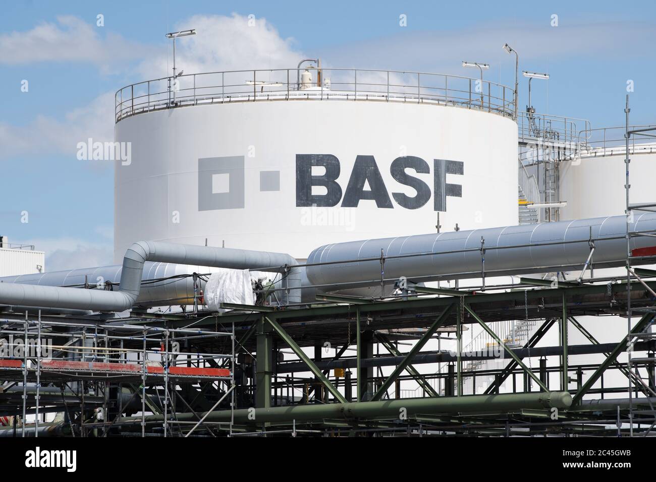 Schwarzheide, Germania. 24 Giugno 2020. Un ponteggio circonda un'azienda di serbatoi sul sito di BASF Schwarzheide GmbH. Lo stesso giorno, il presidente del ministro del Brandeburgo Woidke ha visitato la società e si è informato sullo stato attuale dei vari progetti di investimento. Credit: dpa/dpa-Zentralbild/dpa/Alamy Live News Foto Stock