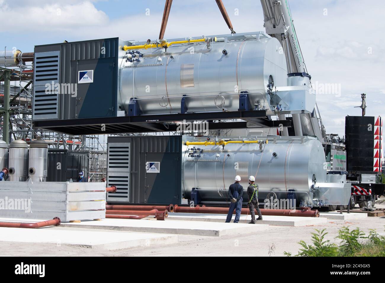 Schwarzheide, Germania. 24 Giugno 2020. In occasione della visita del primo ministro del Brandeburgo Woidke, sul sito della BASF Schwarzheide GmbH viene caricata una caldaia. Durante la sua visita, Woidke si è informato sullo stato attuale dei vari progetti di investimento dell'azienda. Credit: dpa/dpa-Zentralbild/dpa/Alamy Live News Foto Stock