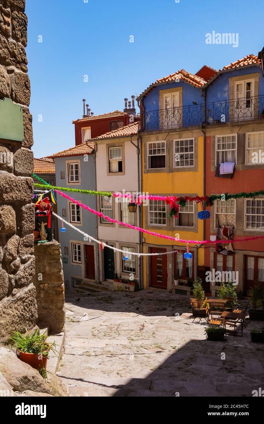 Porto, Portogallo - piccola piazza Cobblestone con le tradizionali case colorate con le decorazioni dei Santi popolari Foto Stock