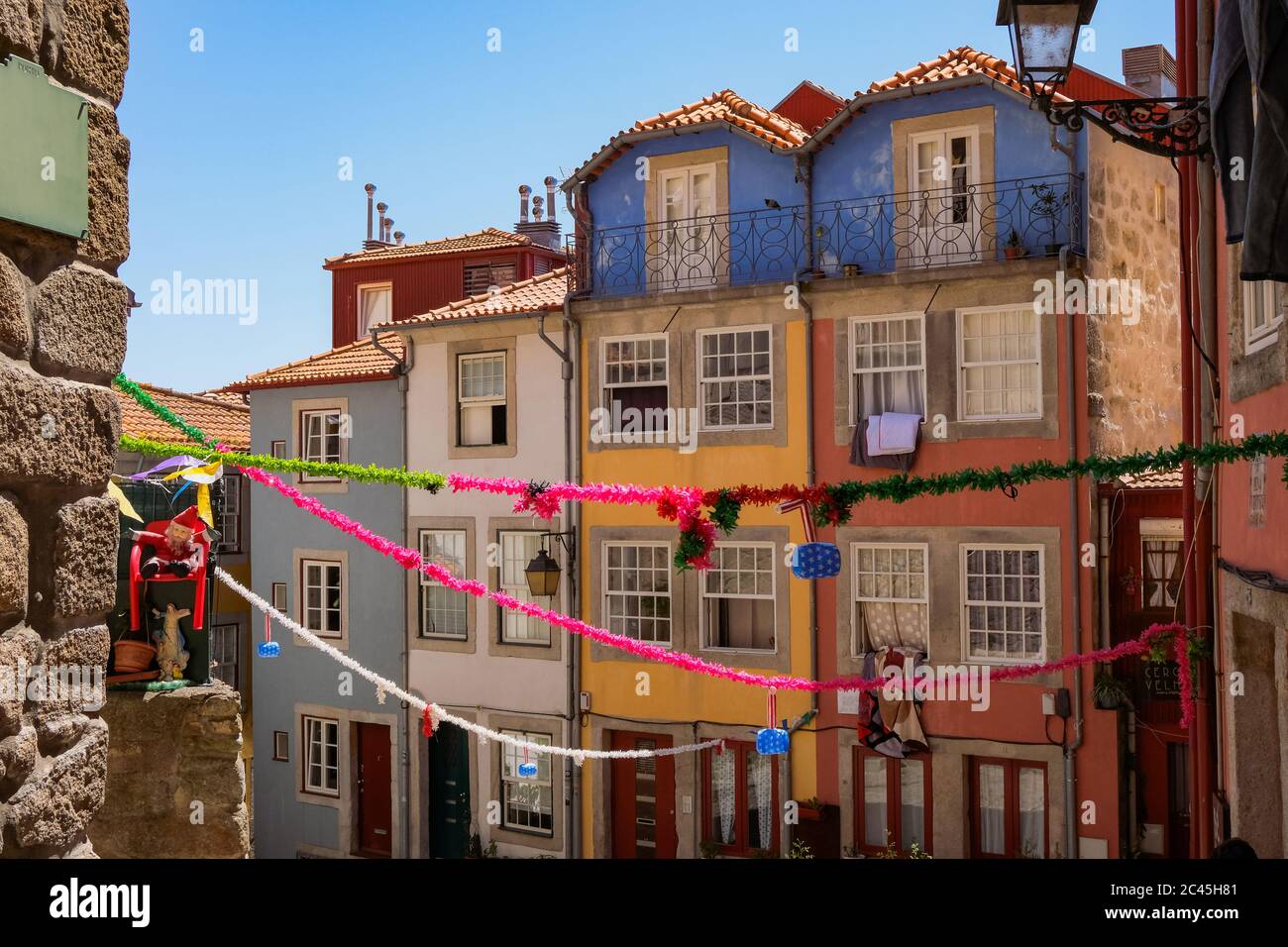 Porto, Portogallo - piccola piazza Cobblestone con le tradizionali case colorate con le decorazioni dei Santi popolari Foto Stock